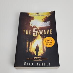 The 5th Wave (Series Book 1) Young Adult Science Fiction Trilogy Paperback Book